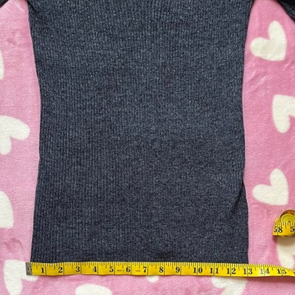 dark gray sweater with front cut out size M - Picture 3 of 4
